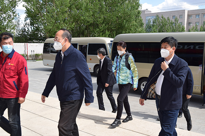 吉林省委常委、、常务副省长吴靖平莅临银河8366cc生产基地督导调研